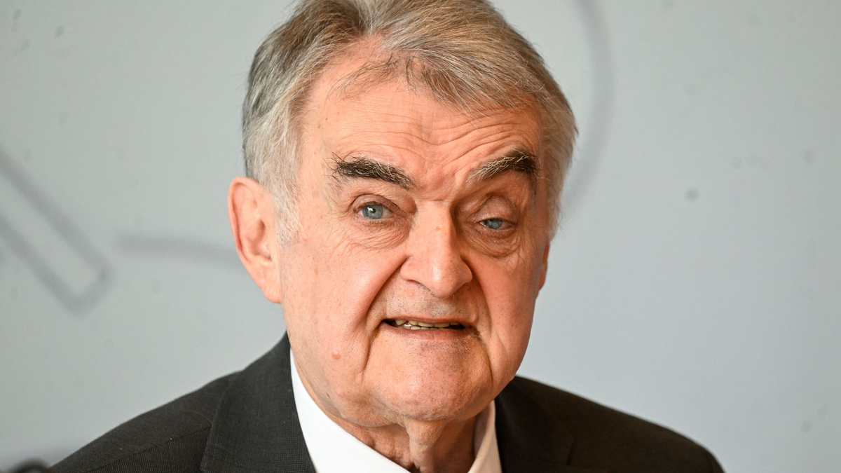 NRW-Innenminister Reul lehnt Schnellschüsse im Umgang mit AfD-Mitgliedern im Staatsdienst ab (Archivbild) - Foto: Roberto Pfeil/dpa