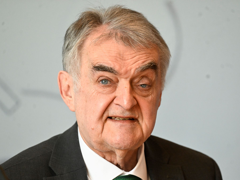 NRW-Innenminister Reul lehnt Schnellschüsse im Umgang mit AfD-Mitgliedern im Staatsdienst ab (Archivbild) - Foto: Roberto Pfeil/dpa