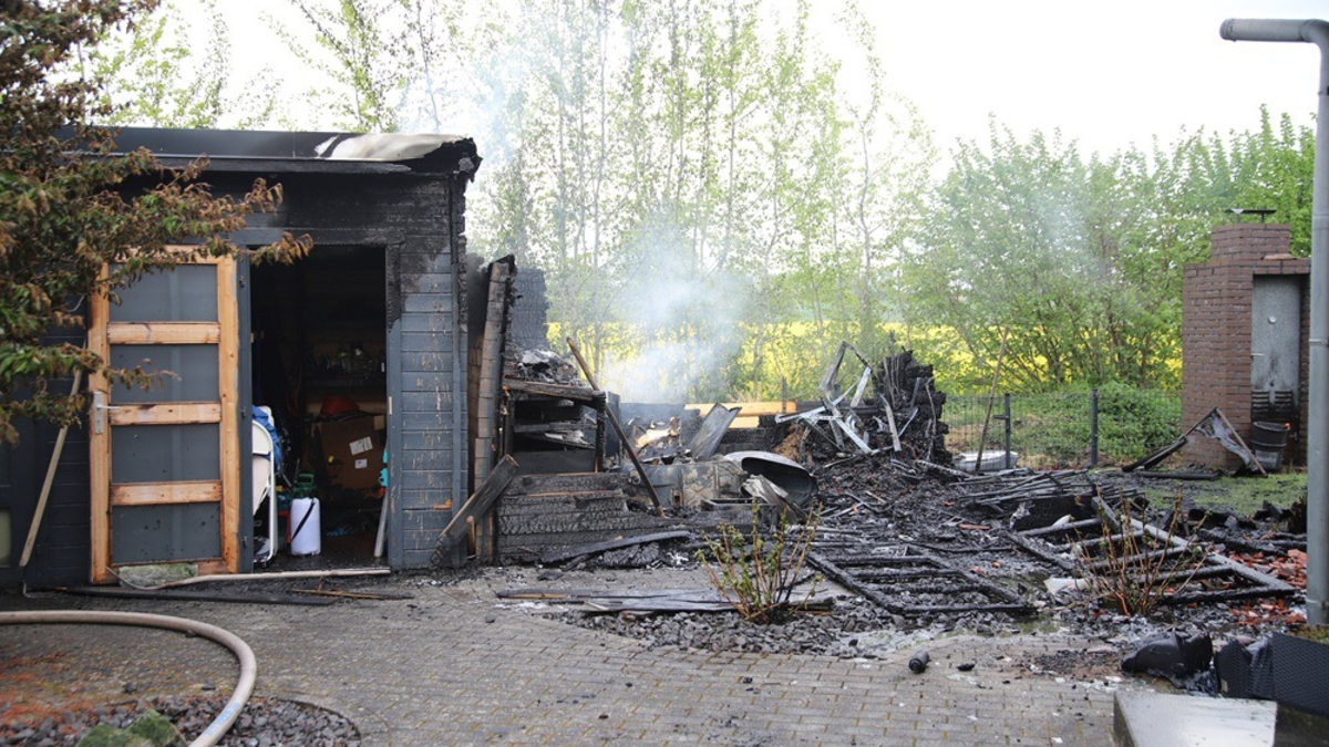FW-SE: Brennendes Gartenhaus greift auf Wohngebäude über - Foto: presseportal.de