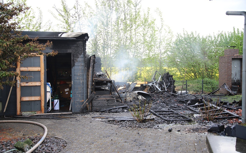 FW-SE: Brennendes Gartenhaus greift auf Wohngebäude über - Foto: presseportal.de