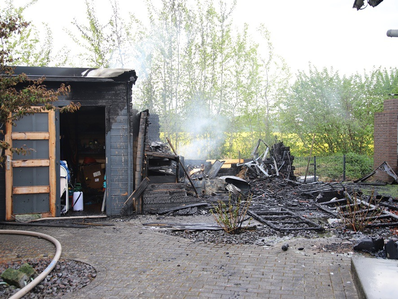 FW-SE: Brennendes Gartenhaus greift auf Wohngebäude über - Foto: presseportal.de