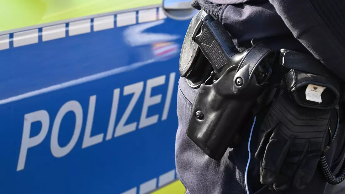 Ein Mann wurde von Beamten am Oberschenkel angeschossen. (Symbolbild) - Bild: Bernd Weißbrod/dpa