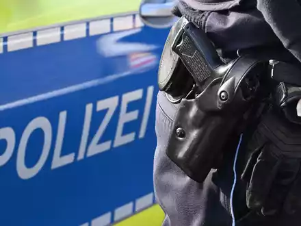 Ein Mann wurde von Beamten am Oberschenkel angeschossen. (Symbolbild) - Foto: Bernd Weißbrod/dpa
