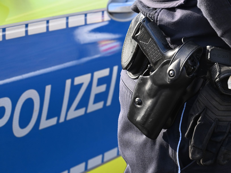 Ein Mann wurde von Beamten am Oberschenkel angeschossen. (Symbolbild) - Foto: Bernd Weißbrod/dpa