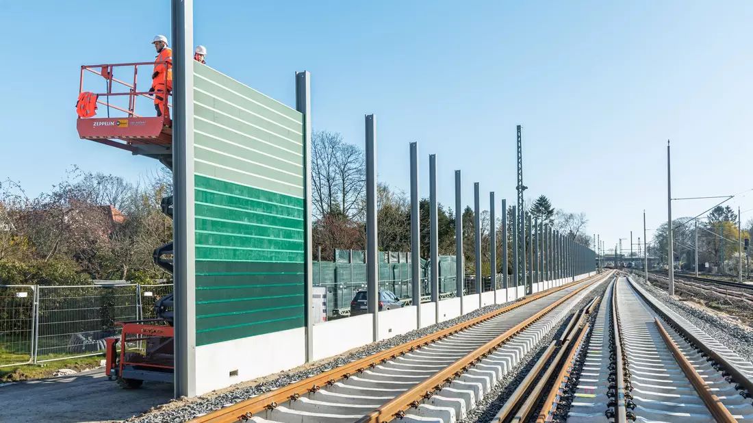 Die Bahn muss beim Lärmschutzausbau entlang der Bestandsstrecke mehr Tempo machen. (Archivbild) - Bild: Markus Scholz/dpa