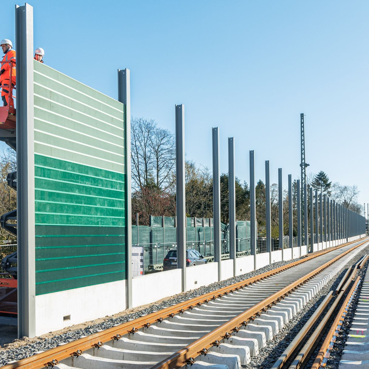 Die Bahn muss beim Lärmschutzausbau entlang der Bestandsstrecke mehr Tempo machen. (Archivbild) - Foto: Markus Scholz/dpa