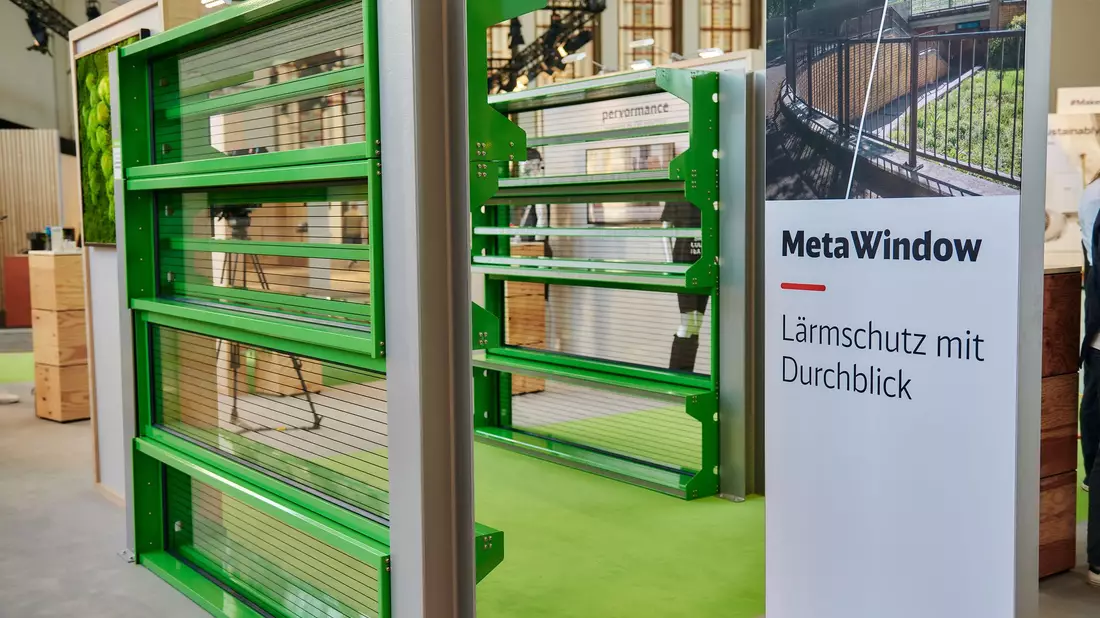 Entlang der Hamburger S-Bahn-Strecke der S4 verbaute die Bahn probeweise erstmals durchsichtige Lärmschutzwände (Archivbild) - Bild: Dominic Dupont/Deutsche Bahn AG/dpa