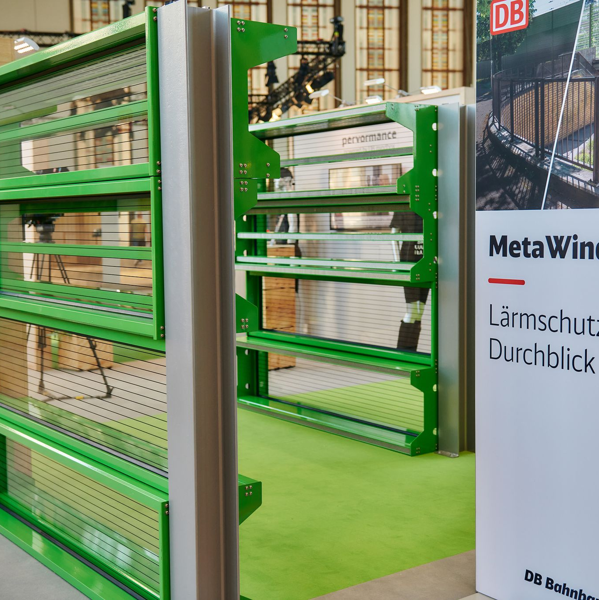 Entlang der Hamburger S-Bahn-Strecke der S4 verbaute die Bahn probeweise erstmals durchsichtige Lärmschutzwände (Archivbild) - Foto: Dominic Dupont/Deutsche Bahn AG/dpa