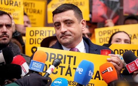  Simion im Wahllokal. - Foto: Andreea Alexandru/AP/dpa