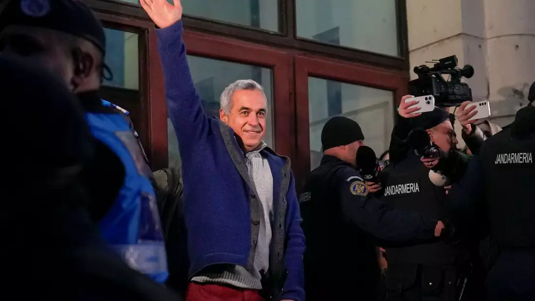 Der Kremlfreund Calin Georgescu darf nicht erneut für das Präsidentenamt kandidieren, hat aber noch viele Anhänger, die andere Extremisten für sich gewinnen wollen. (Archivbild) - Bild: Vadim Ghirda/AP/dpa