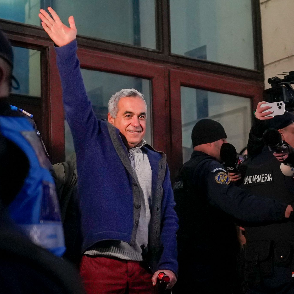 Der Kremlfreund Calin Georgescu darf nicht erneut für das Präsidentenamt kandidieren, hat aber noch viele Anhänger, die andere Extremisten für sich gewinnen wollen. (Archivbild) - Foto: Vadim Ghirda/AP/dpa