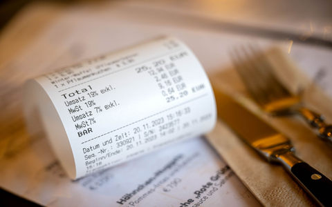 Seit 2020 mĂŒssen HĂ€ndler ihren Kunden einen Bon aushĂ€ndigen - diese Pflicht soll kĂŒnftig wieder entfallen. (Symbolbild) - Foto: Sina Schuldt/dpa Seit 2020 mĂŒssen HĂ€ndler ihren Kunden einen Bon aushĂ€ndigen - diese Pflicht soll kĂŒnftig wieder entfallen. (Symbolbild) - Foto: Sina Schuldt/dpa