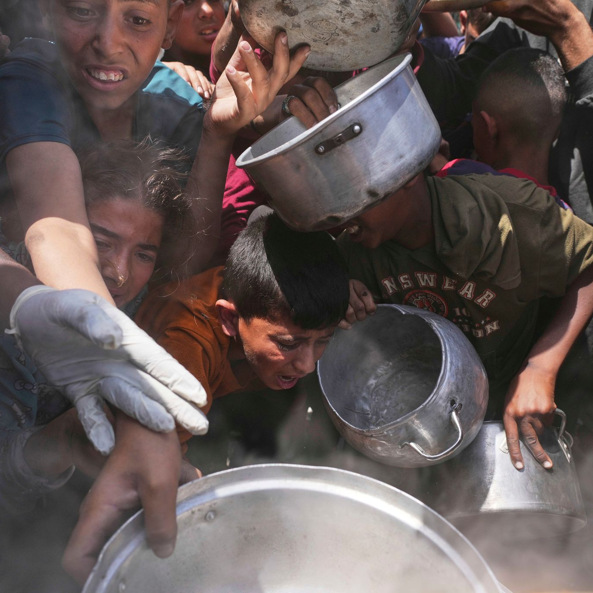 Palästinenser erhalten Lebensmittel in Beit Lahia.  - Foto: Jehad Alshrafi/AP/dpa