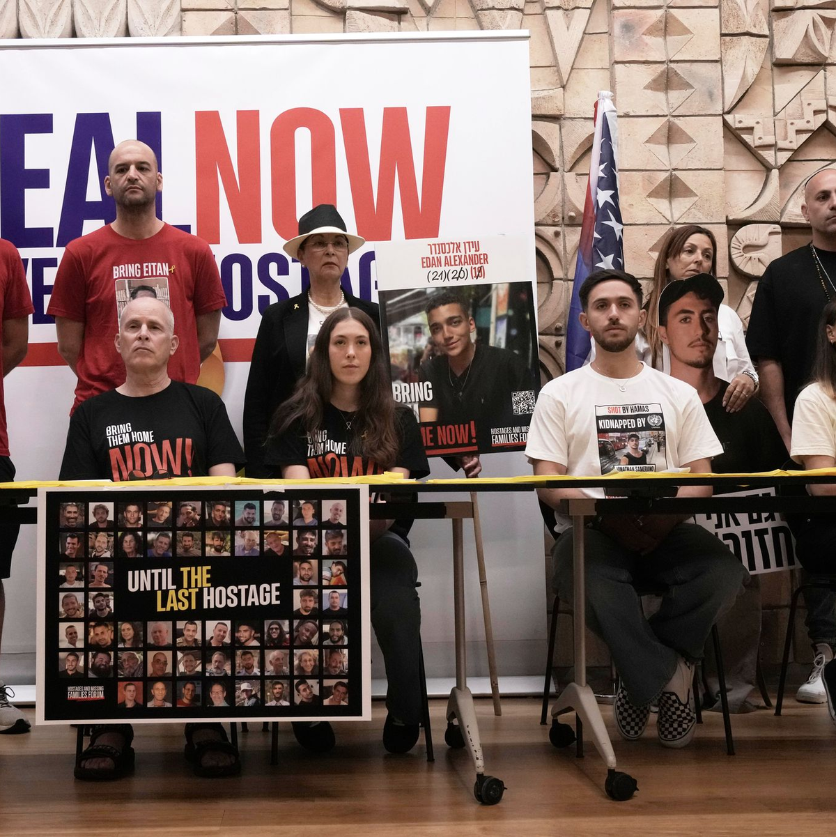 Befreite israelische Geiseln und Angehörige.  - Foto: Maya Alleruzzo/AP/dpa