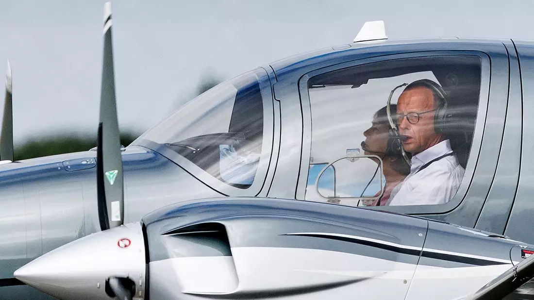 Friedrich Merz ist leidenschaftlicher Hobbypilot. (Archivbild) - Bild: Axel Heimken/dpa