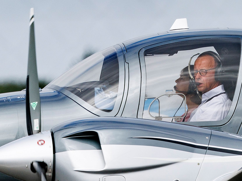 Friedrich Merz ist leidenschaftlicher Hobbypilot. (Archivbild) - Foto: Axel Heimken/dpa