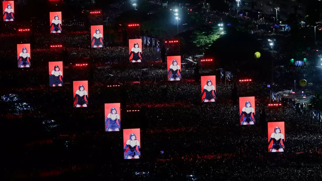 Kinder und Erwachsene waren auf der Show.  - Bild: Bruna Prado/AP/dpa