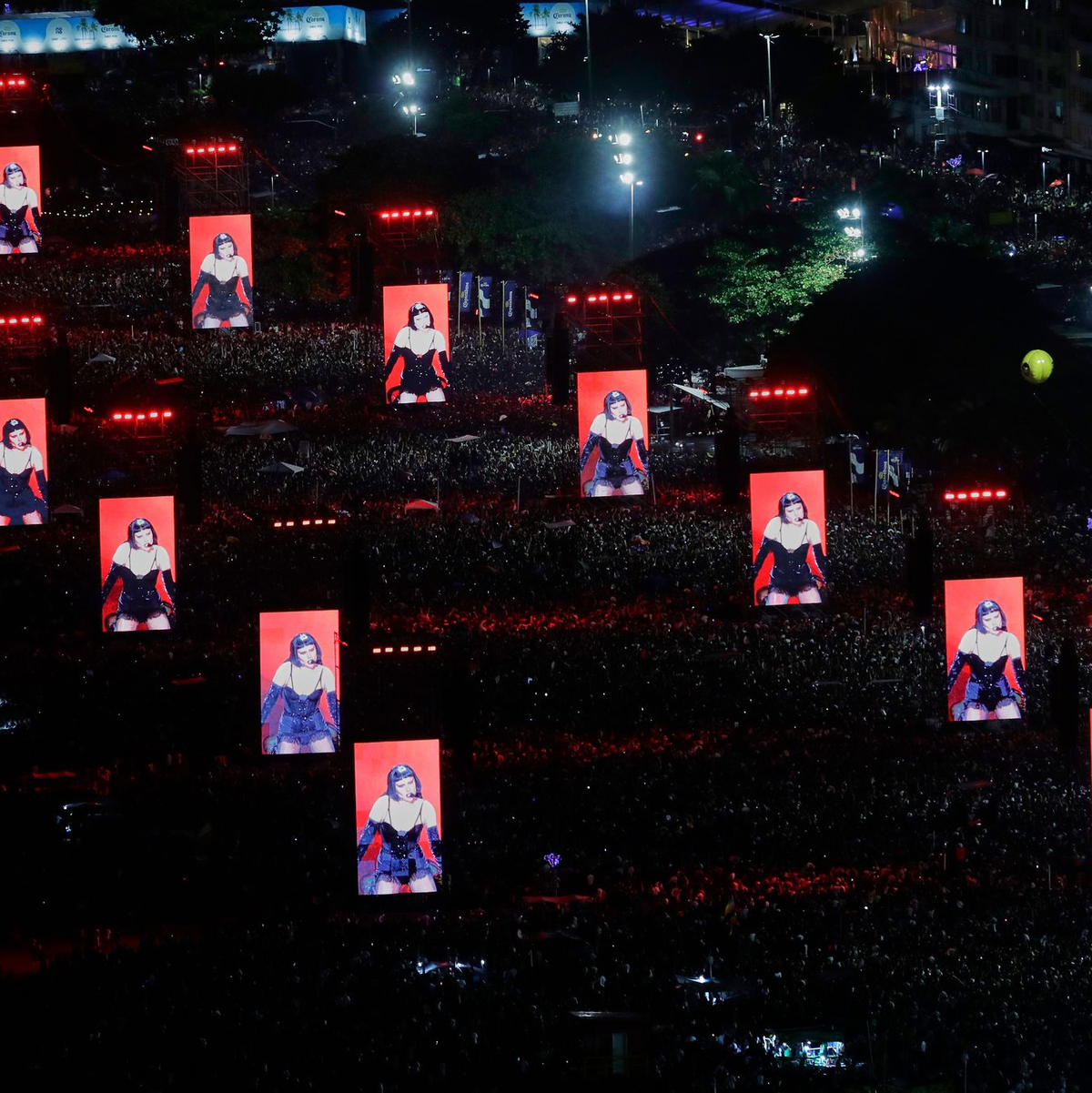 Kinder und Erwachsene waren auf der Show.  - Foto: Bruna Prado/AP/dpa
