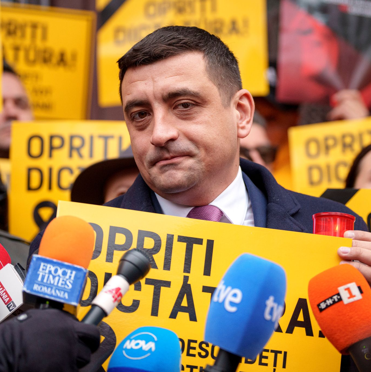 Der Rechtspopulist George Simion von der Partei AUR gilt als Favorit bei der Präsidentenwahl in Rumänien. (Archivbild) - Foto: Andreea Alexandru/AP/dpa