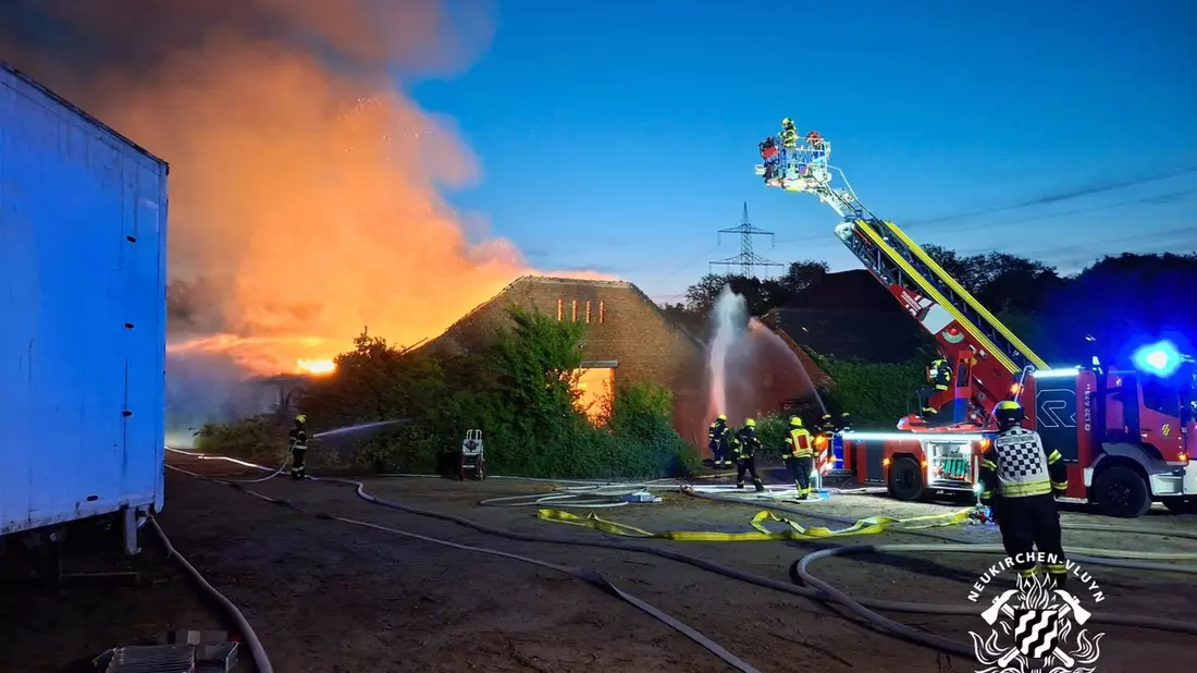 FW Neukirchen-Vluyn: Großbrand einer Scheune - Kräftezehrender Einsatz über 17 Stunden + Nachlöscharbeiten bis zum Folgetag (Abschlussmeldung) - Bild: presseportal.de