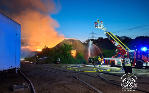 FW Neukirchen-Vluyn: Großbrand einer Scheune - Kräftezehrender Einsatz über 17 Stunden + Nachlöscharbeiten bis zum Folgetag (Abschlussmeldung) - Foto: presseportal.de FW Neukirchen-Vluyn: Großbrand einer Scheune - Kräftezehrender Einsatz über 17 Stunden + Nachlöscharbeiten bis zum Folgetag (Abschlussmeldung) - Foto: presseportal.de