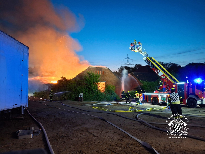 FW Neukirchen-Vluyn: Großbrand einer Scheune - Kräftezehrender Einsatz über 17 Stunden + Nachlöscharbeiten bis zum Folgetag (Abschlussmeldung) - Foto: presseportal.de