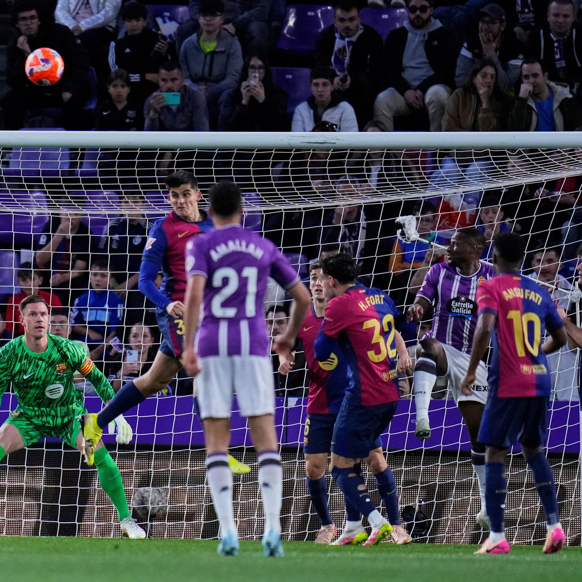 Nach seinem Comeback muss er aber schon wieder auf die Bank. - Foto: Manu Fernandez/AP/dpa