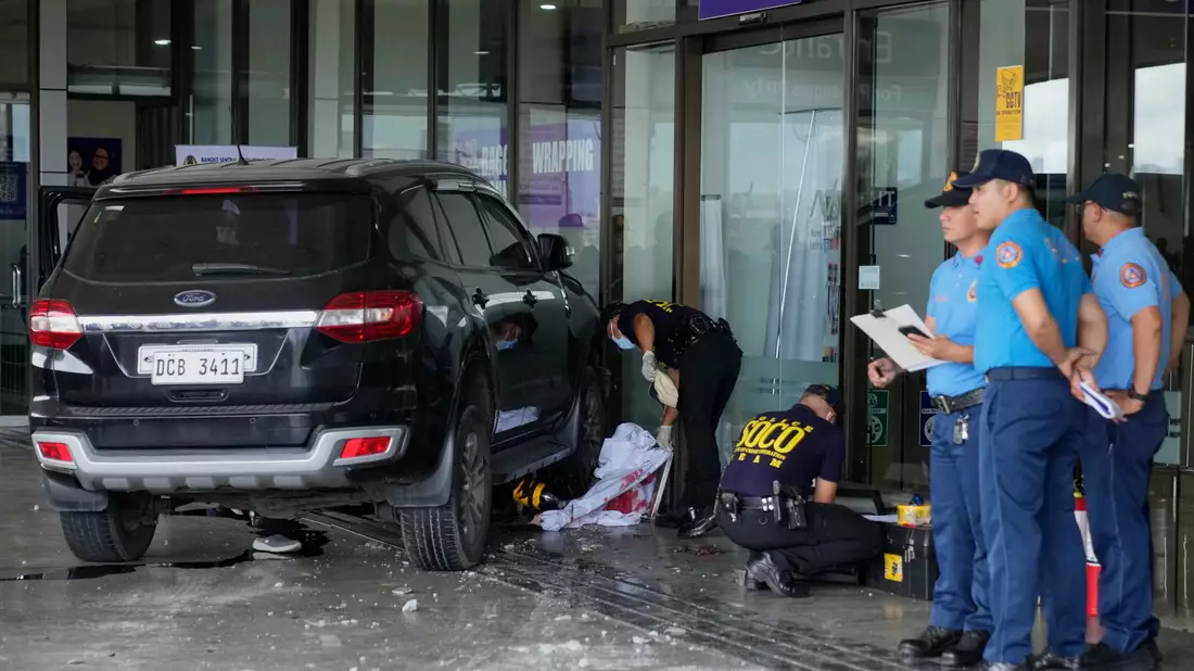 Der Fahrer des Geländewagens hatte zuvor selbst jemanden zum Flughafen gebracht. - Bild: Aaron Favila/AP/dpa