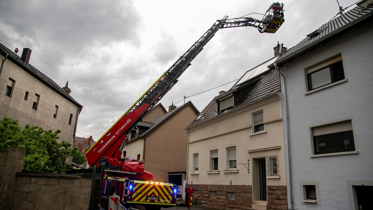 FW LK Neunkirchen: Gewitter über Neunkirchen - Blitz sprengt Kamin und Windböe bläst Verkaufsbude um - Foto: presseportal.de