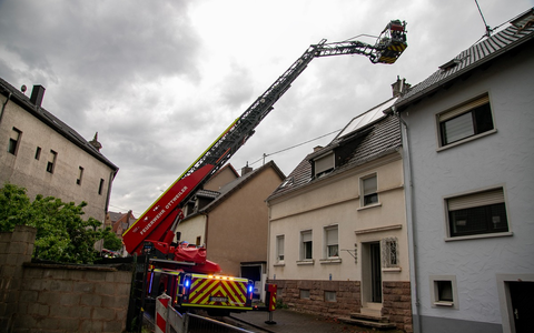 FW LK Neunkirchen: Gewitter über Neunkirchen - Blitz sprengt Kamin und Windböe bläst Verkaufsbude um - Foto: presseportal.de