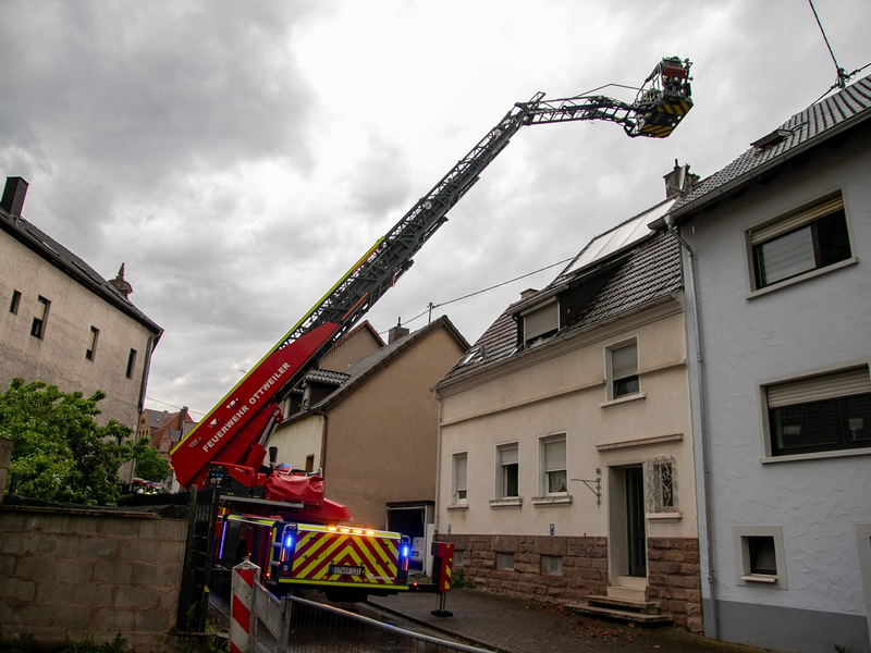 FW LK Neunkirchen: Gewitter über Neunkirchen - Blitz sprengt Kamin und Windböe bläst Verkaufsbude um - Foto: presseportal.de