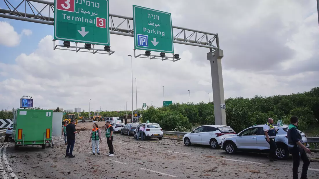 Schäden nach Einschlag von Huthi-Rakete nahe Tel Aviver Flughafen.  - Bild: Ohad Zwigenberg/AP/dpa