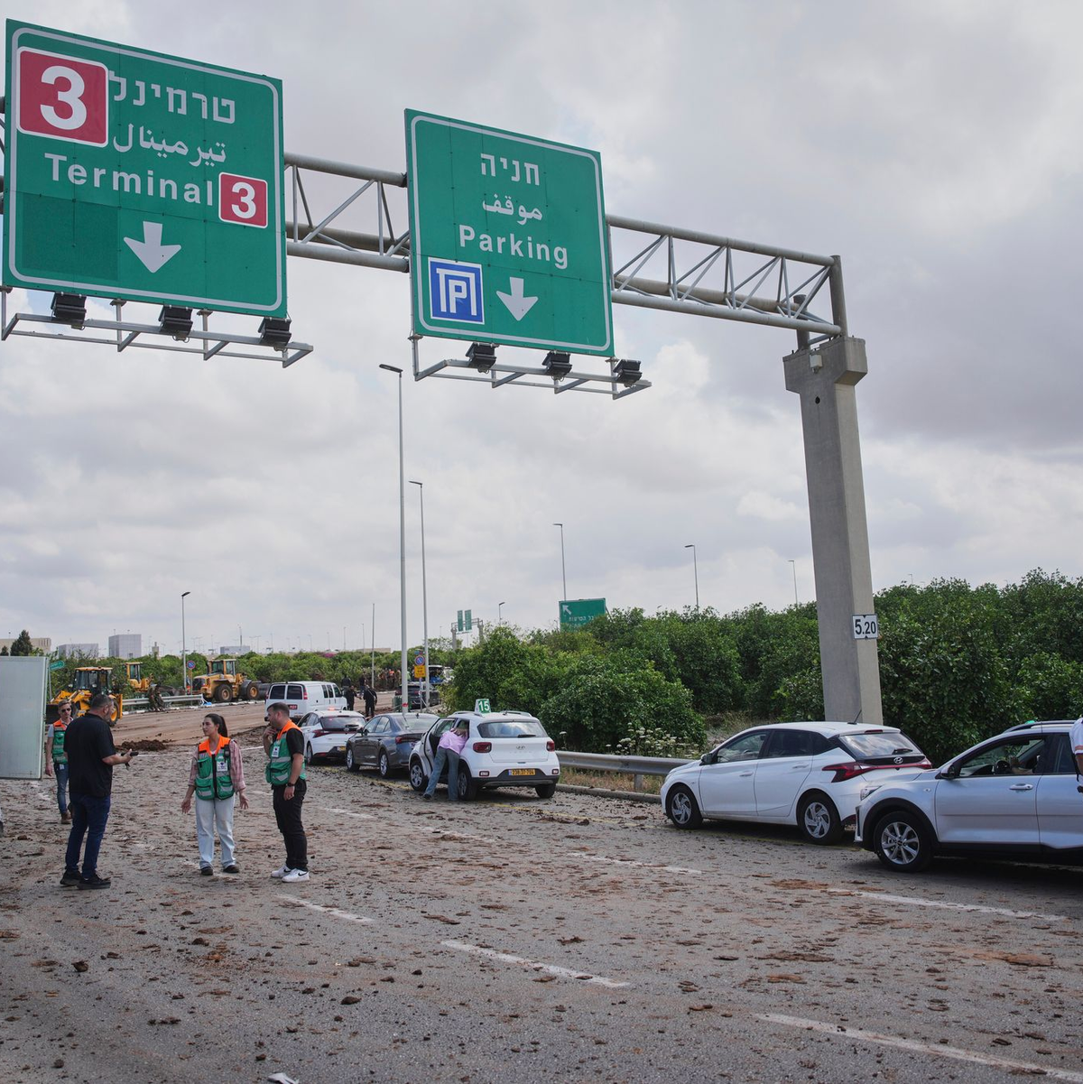 Schäden nach Einschlag von Huthi-Rakete nahe Tel Aviver Flughafen.  - Foto: Ohad Zwigenberg/AP/dpa