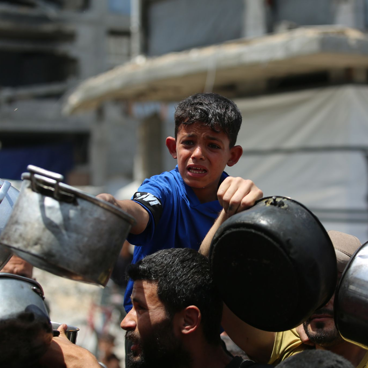 Kinder im Gazastreifen warten auf warmes Essen.  - Foto: Omar Ashtawy/APA Images via ZUMA Press Wire/dpa
