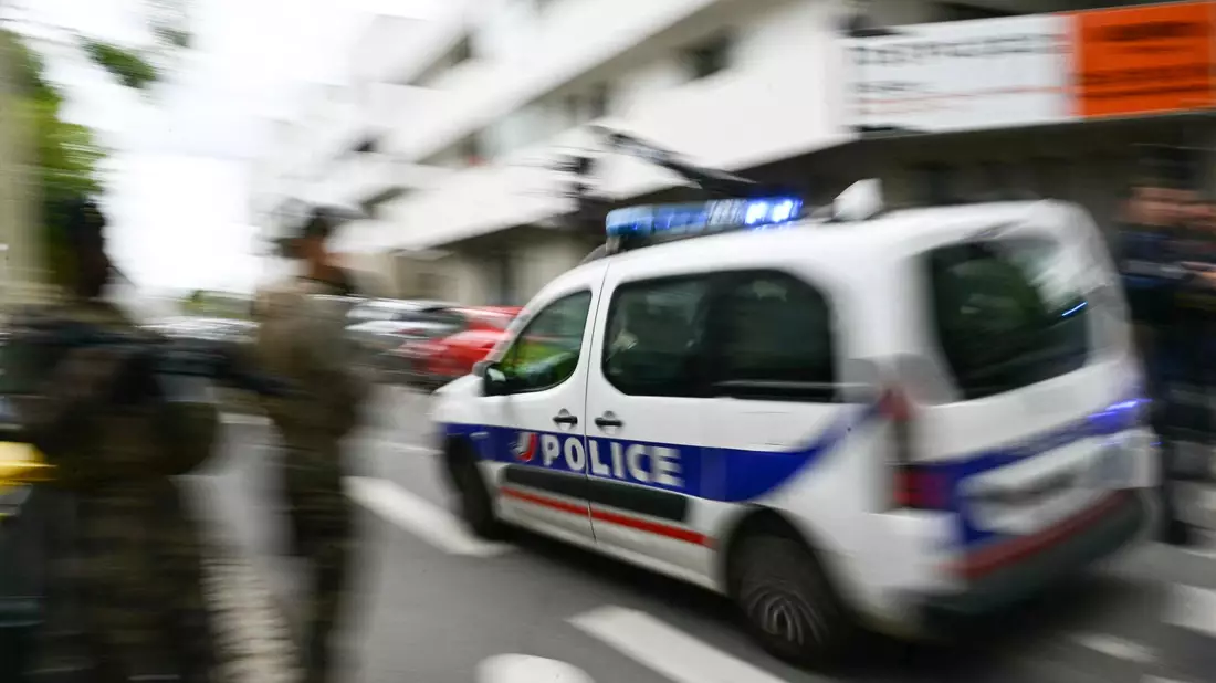 Die Polizei konnte das Entführungsopfer in einer außerordentlichen Aktion befreien und fünf Tatverdächtige festnehmen. (Archivbild) - Bild: Loic Venance/AFP/dpa
