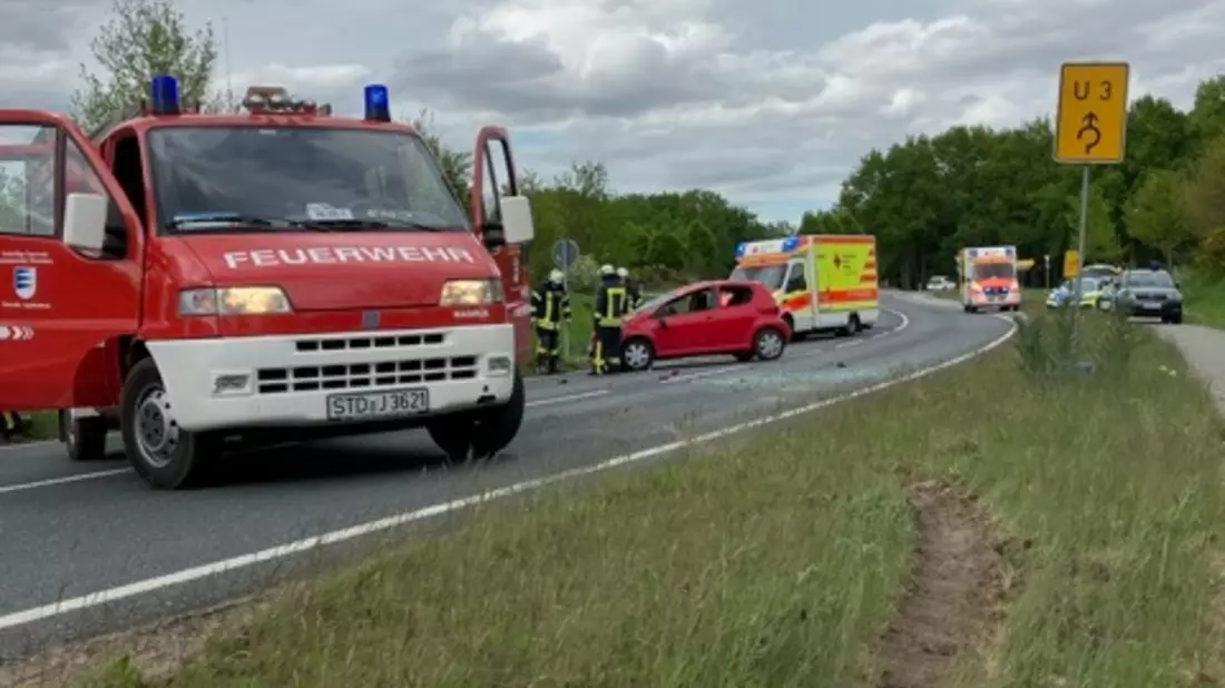 POL-STD: Transporter in Bützfleth ausgebrannt, Einbrecher in Stade, Renault in Buxtehude entwendet - im Bereich Hamburg Neugraben nach Unfall wieder aufgefunden, Verletzte bei Unfall auf der Kreisstraße 30 - Bild: presseportal.de