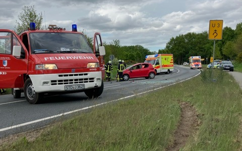 POL-STD: Transporter in Bützfleth ausgebrannt, Einbrecher in Stade, Renault in Buxtehude entwendet - im Bereich Hamburg Neugraben nach Unfall wieder aufgefunden, Verletzte bei Unfall auf der Kreisstraße 30 - Foto: presseportal.de