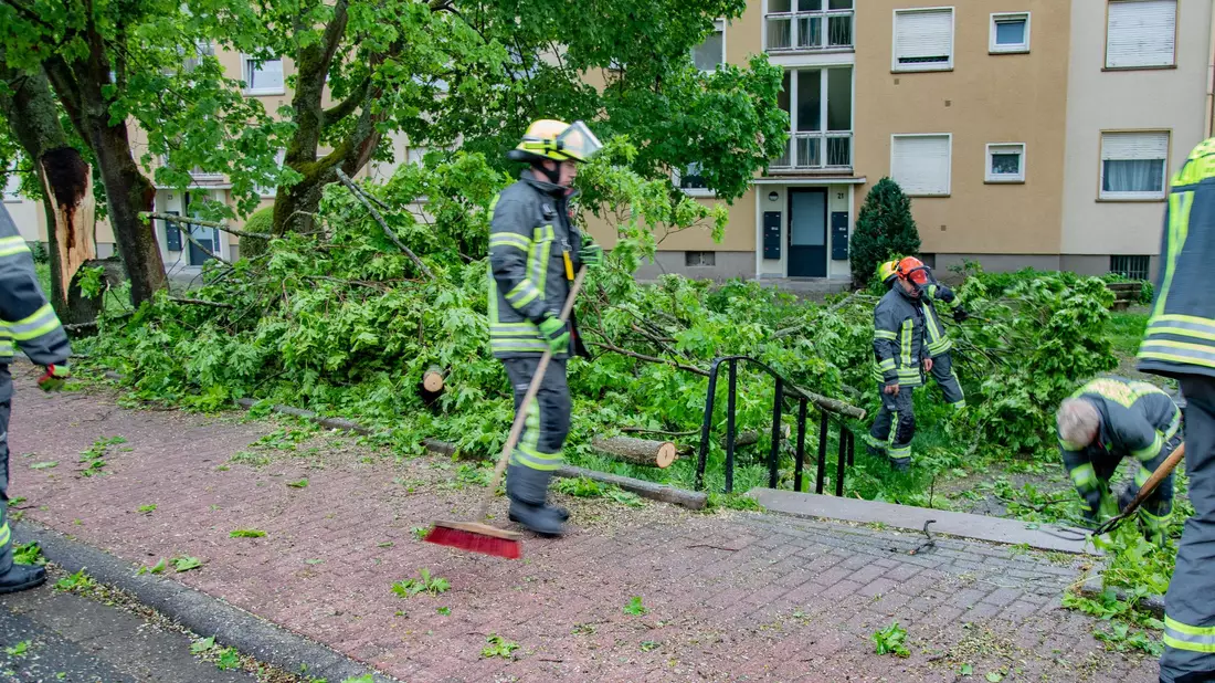  In Lauterbach waren die Einsatzkräfte nach dem Unwetter gefordert.  - Bild: Kec/Fuldamedia  /dpa