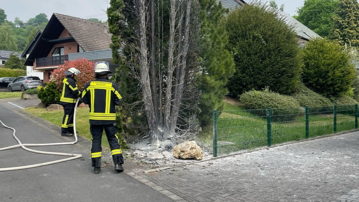 FW Hennef: Um Haaresbreite - Abflammgerät sorgt für Feuerwehreinsatz - Foto: presseportal.de
