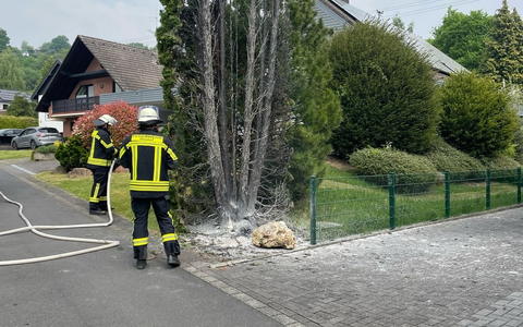 FW Hennef: Um Haaresbreite - Abflammgerät sorgt für Feuerwehreinsatz - Foto: presseportal.de