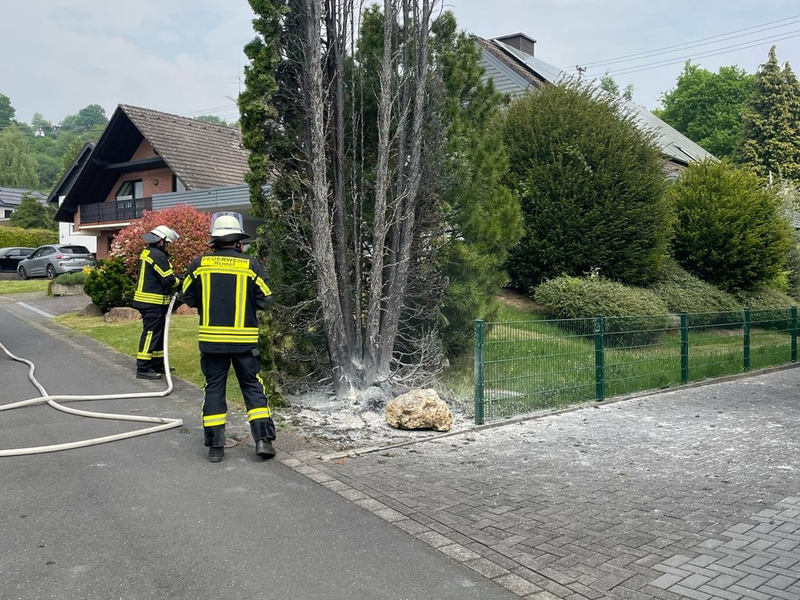 FW Hennef: Um Haaresbreite - Abflammgerät sorgt für Feuerwehreinsatz - Foto: presseportal.de