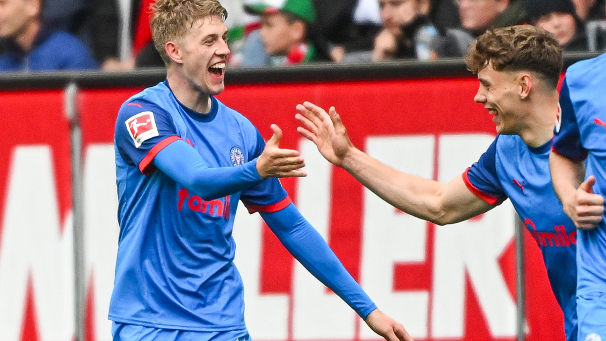 Erst erfolgreicher Elfmeterschütze, dann verletzt am Boden: Shuto Machino. - Foto: Armin Weigel/dpa