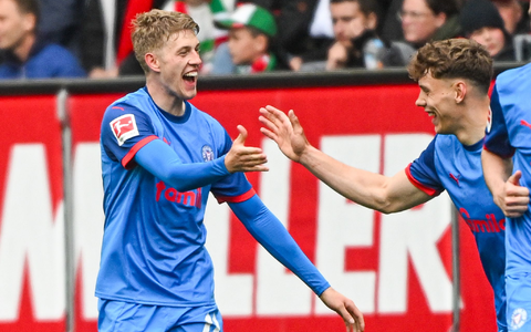 Erst erfolgreicher Elfmeterschütze, dann verletzt am Boden: Shuto Machino. - Foto: Armin Weigel/dpa