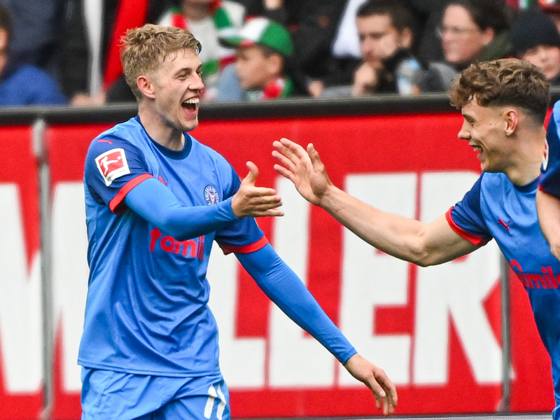 Erst erfolgreicher Elfmeterschütze, dann verletzt am Boden: Shuto Machino. - Foto: Armin Weigel/dpa