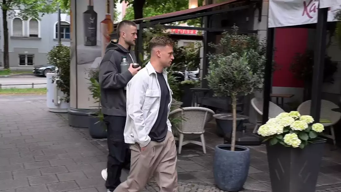 Die Bayern-Profis schauten das Spiel Freiburg-Leverkusen in einem Restaurant in München. - Bild: Felix Hörhager/dpa