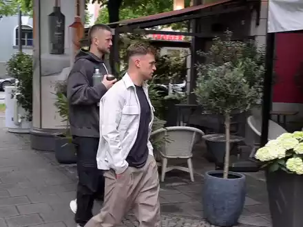 Bei der Ankunft im Nobelrestaurant war Harry Kanes Pullover noch trocken.  - Foto: Felix Hörhager/dpa