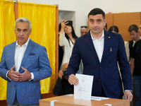 Der rechte Präsidentschaftskandidat George Simion hat die absolute Mehrheit verpasst und muss am 18. Mai in eine Stichwahl. - Foto: Vadim Ghirda/AP/dpa