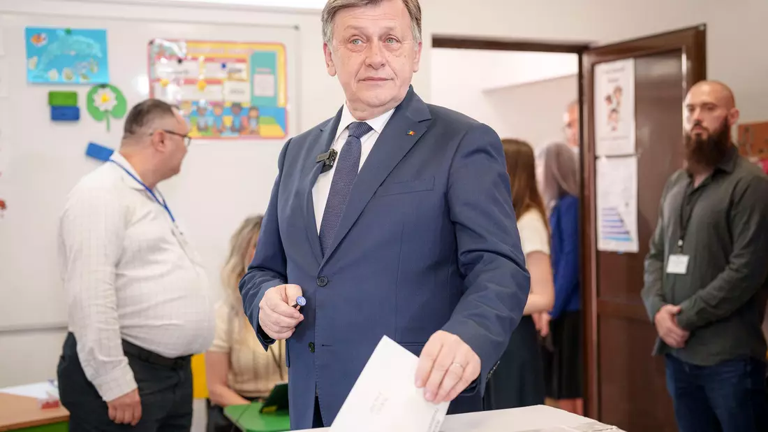 Bei der Präsidenten-Stichwahl in Rumänien treten der Ukraine-Kritiker George Simion (r.) und der Pro-Europäer Nicusor Dan gegeneinander an. - Bild: Andreea Alexandru/AP/dpa