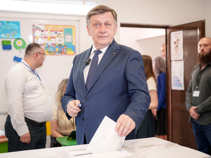 Der EU-skeptische Rechtspopulist George Simion kandidiert bei der Präsidenten-Stichwahl in Rumänien. (Archivbild) - Foto: Andreea Alexandru/AP/dpa