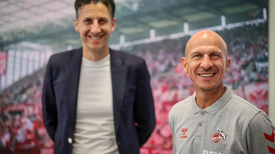 Bei der Vorstellung des Trainers im Juni 2024 gab es noch viel zu lachen, nun sollen Geschäftsführer Christian Keller und Trainer Gerhard Struber beim 1. FC Köln freigestellt worden sein.    - Bild: Christoph Reichwein/dpa